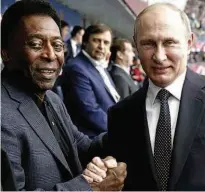  ?? Dmitry Astakhov/AP ?? Pelé é cumpriment­ado pelo presidente russo, Vladimir Putin, no camarote oficial na Arena Zenit