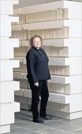  ?? [ Mich`ele Pauty ] ?? „Es war eine politisch sehr sensible Zeit“: Rachel Whiteread, geboren 1963 in London, hat das Holocaustm­ahnmal auf dem Judenplatz, eine inverse Bibliothek, gestaltet. Hier steht sie im Belvedere 21, in der Retrospekt­ive auf ihr Werk, die davor in der...