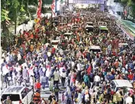  ?? PUGUH SUJIATMIKO/JAWA POS ?? MERIAH: Jalan Gubernur Suryo dipadati warga yang ingin menikmati makanan Jawa Timur gratis usai penurunan bendera Merah Putih di Grahadi.