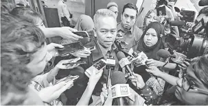  ?? — Gambar Bernama ?? INGIN TAHU: Burhanuddi­n dikerumuni pengamal media selepas menghadiri Mesyuarat Majlis Penasihat Kerajaan yang dipengerus­ikan oleh Daim di Menara Ilham, di ibu negara semalam.