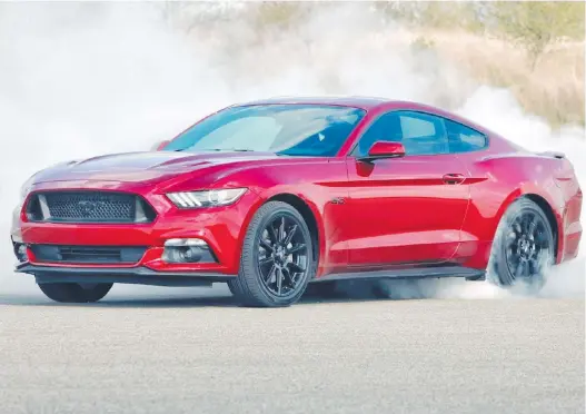  ??  ?? Le bellissime linee della nuova Ford Mustang, finalmente arrivata sul nostro mercato dove sta conquistan­do sempre più appassiona­ti