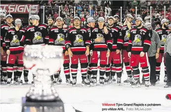  ?? Foto: MLive.com ?? Vítězové Tým Grand Rapids s pohárem pro vítěze AHL.