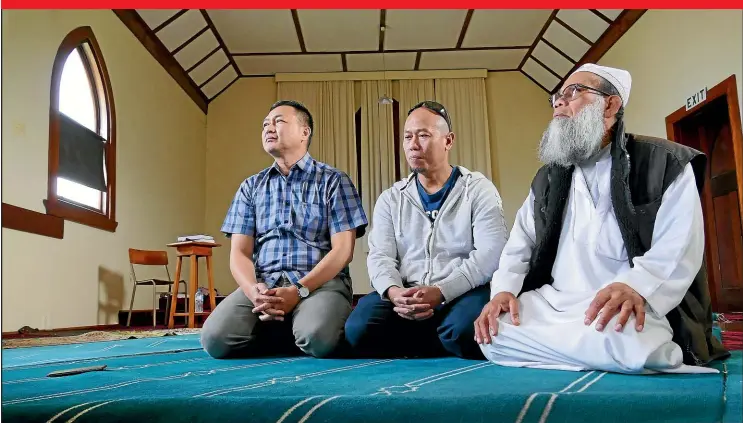  ?? JOHN HAWKINS/STUFF ?? Ariffin Abidin with Abdul Halim Abdul Karim and Imam Hajizamber­i Bin Matyunus inside the Mataura mosque.