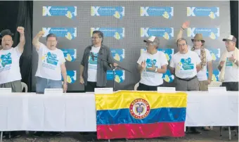  ??  ?? Los líderes de las Fuerzas Armadas Revolucion­arias de Colombia celebran la ratificaci­ón del pacto que convertirá a la guerrilla en un partido político.