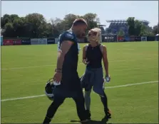  ?? MEDIANEWS GROUP PHOTO ?? Eagles tight end Zach Ertz, left, and wife Julie, his U.S. National Team soccer star, in healthier times. Ertz is nursing a rib injury.