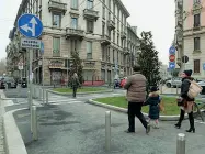  ??  ?? Il Municipio 7 sta pensando di riaprire anche piazza Angelo Camillo De Meis, in Porta Vercellina, per dare «respiro» ai commercian­ti