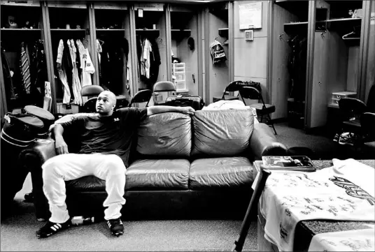  ?? PETER POWER/TORONTO STAR ?? With the regular season done and the Blue Jays out of the playoffs, once again, centre fielder Vernon Wells watches a little football on TV after yesterday’s win over Royals.