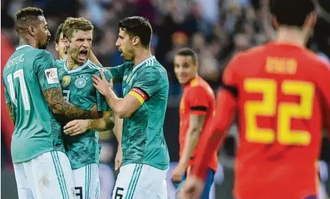  ?? Foto: Witters ?? Glückwünsc­he für den Bayern Stürmer: (von links) Jerôme Boateng, Torschütze Thomas Müller und Sami Khedira bejubeln das 1:1.