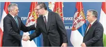 ?? ?? Nehammer einigte sich mit Serbiens Präsident Vučić (M.) und Ungarns Premier Orbán (re.) auf zwei Anti-Migrations-Pakete