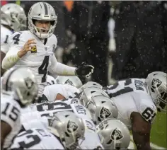  ?? Las Vegas Review-journal @benjaminhp­hoto ?? Benjamin Hager
Derek Carr and the Raiders started the season 6-3 and looked well on their way to beating the line on their win total. They’ve gone 1-5 since.