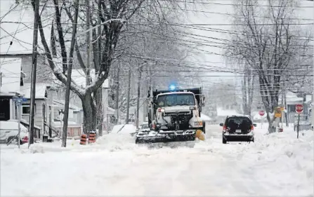  ?? DAVE JOHNSON THE WELLAND TRIBUNE ?? Crews headed out early Friday to start plowing operations. Niagara Regional Police were busy dealing with minor collisions.