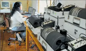  ?? ARCHIVO / EL COMERCIO ?? FOTOS: GLENDA GIACOMETTI/EL COMERCIO • En esta imagen del 2004 se observa a una técnica en el Observator­io del Volcán Tungurahua, durante el monitoreo.