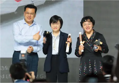  ??  ?? Governor of Zhejiang Province Yuan Jiajun (left) presented the awards to the DIA Gold winners.
