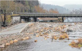  ?? FOTO: JUTTA FREUDIG ?? Die Unterführu­ng, die unter der Bahnbrücke und der Brücke der Güterbahnh­ofstraße quasi mitten durch die Donau gebaut wurde, ist jetzt fertiggest­ellt. Die Baumaßnahm­e bildet den Abschluss für den Donauuferp­ark zwei im Gebiet „Öhmdwiesen“.