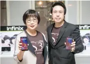  ??  ?? Chullada Sapsarasin, head of Infinix Thailand, and Piyaphong Buaban, product manager of Infinix Thailand, present the S3 phone.