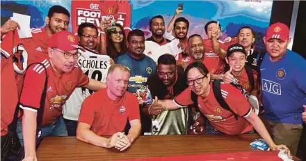  ?? MOHAMAD SHAHRIL BADRI PIC BY ?? Paul Scholes (seated) poses with fans during the Genting Football Fever’s closing yesterday.