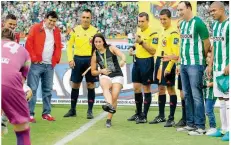  ??  ?? Mariana fue la encargada del saque de honor antes del pitazo inicial.