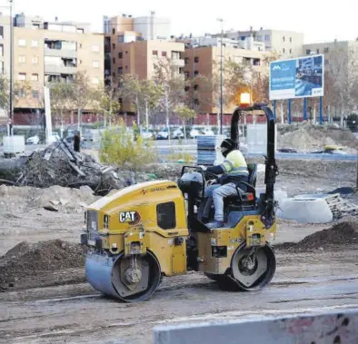  ?? EL PERIÓDICO ?? Un hombre trabaja en las obras en un solar de Zaragoza.