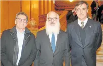  ??  ?? Claudio Avruj, secretario de Derechos Humanos, el empresario Eduardo Elsztain y el senador Esteban Bullrich