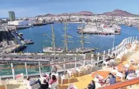  ??  ?? Schöne Aussichten: Die Aida Prima liegt in Las Palmas auf Gran Canaria im Hafen.