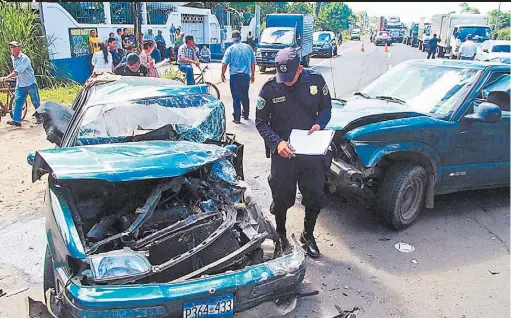  ??  ?? Cuantiosas pérdidas. Aparte de las invaluable­s vidas humanas, los graves accidentes de tránsito en Sonsonate han causado pérdidas materiales.