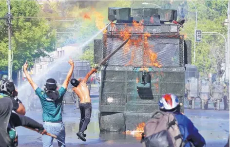  ??  ?? ► En Valparaíso, un grupo de encapuchad­os ayer se enfrentó con personal de Carabinero­s.