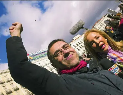  ?? JAVIER FDEZ.-LARGO ?? Juan Carlos Monedero y Carmen Lomana, en un acto de Podemos en la Puerta del Sol de Madrid, en 2015