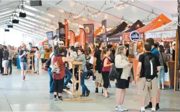  ?? PHOTOS DOMINIQUE LELIÈVRE ?? Plus d’une centaine d’exposants participen­t à la 10e édition du Festibière. À droite, Caroline Verly du kiosque Le Refuge des brasseurs, une entreprise de Sherbrooke.