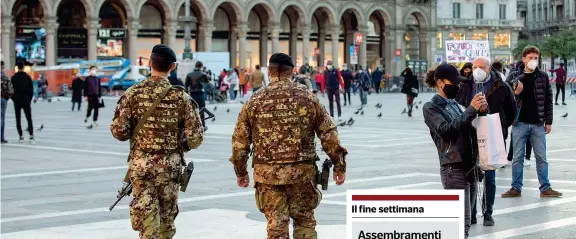  ??  ?? A Milano
Controlli anti-Covid da parte dell’esercito ieri in piazza del Duomo