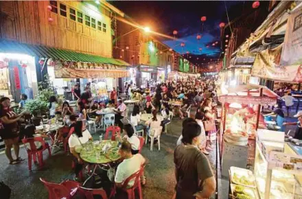  ?? PIC BY GOH PEI PEI ?? A scene at the Siniawan night market in Sarawak.