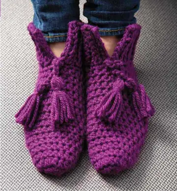  ??  ?? Sized for the whole family, these cuffed booties worked in chunky yarn, make the perfect gift for everyone on your list. You can add pompoms or tassels to personaliz­e each pair.