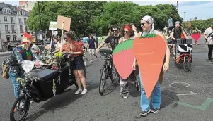  ?? | PHOTO : MARC ROGER ?? Fruits et légumes sont de sortie pour fêter les 48 heures de l’agricultur­e urbaine.