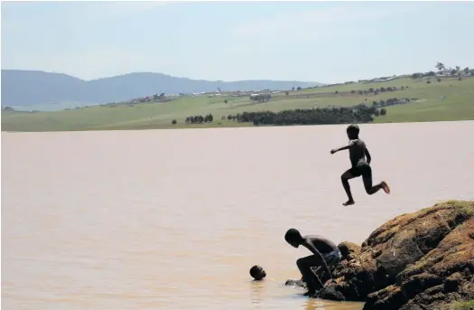  ?? ?? Above: A group of young boys swimming at the Mthatha Dam in the Eastern Cape on 28 November 2023; Below: Thandeka Komeni, who has been recovering drowned children in Mthatha Dam. She has become a local hero for this work. Photos: Hoseya Jubase