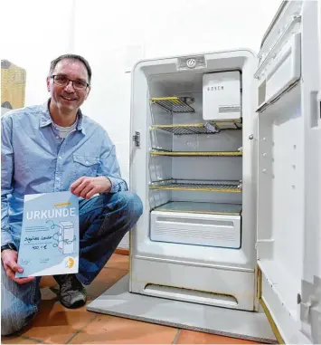  ?? Foto: Marcus Merk ?? Der älteste Kühlschran­k aus dem Augsburger Land steht jetzt im Volkskunde­museum Oberschöne­nfeld. Er hat Siegfried Lauter aus Untermeiti­ngen gehört.