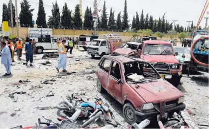  ?? AFP ?? El personal de seguridad paquistaní se reunió ayer en el lugar donde se registró el ataque suicida, en las afueras de un colegio electoral de la ciudad de Quetta, ubicada cerca de la frontera con Afganistán.