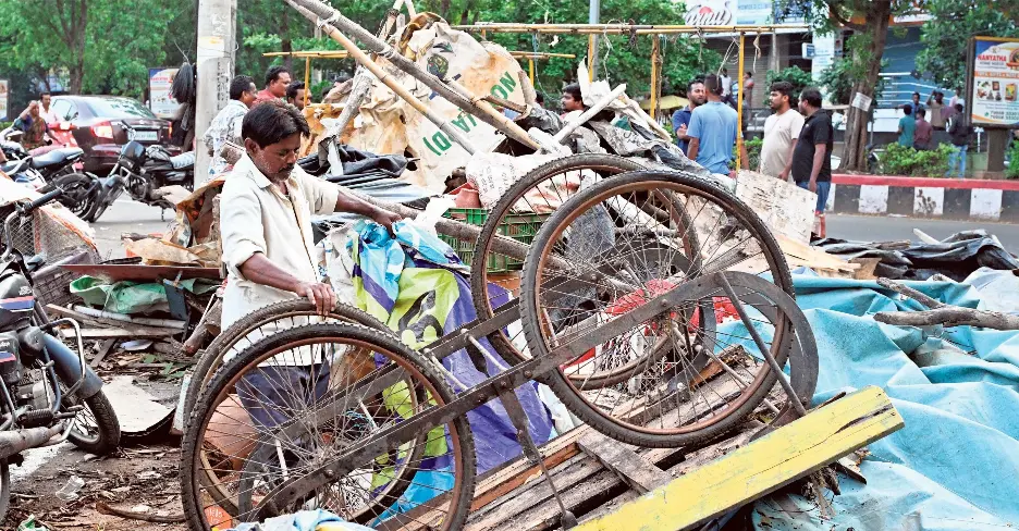 Caught between changing cityscape and shattered livelihood­s - PressReader