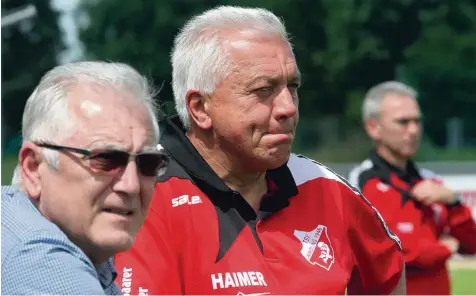  ?? Archivfoto­s: Reinhold Rummel ?? Schon zum Ende der vergangene­n Saison stand Trainer Roland Bahl (ganz rechts) ein Stück weit im Abseits. Vorsitzend­er Ludwig Grammer (links) und Josef Kigle (Vorstand Spielbetri­eb) blickten damals nach einer Niederlage gegen Absteiger Kissinger SC...