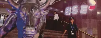  ?? L’ingresso del Bombay Stock Exchange a Mumbai REUTERS ?? La corsa delle Ipo.