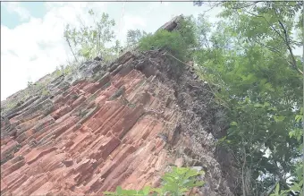  ??  ?? El cerro Kõi está formado por “ita puku (piedra alargada)” de formas geométrica­s. Esta peculiarid­ad lo hace candidato a ser declarado geoparque por la Unesco.