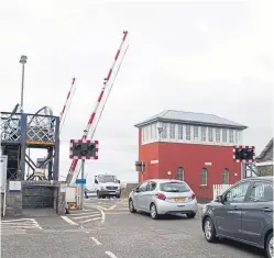  ?? Picture: Paul Reid. ?? The level crossing barrier at Carnoustie railway station.