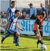  ?? Foto: Wilhelm Baudrexl ?? Ecknachs Doppeltors­chütze Serhat Örnek (rechts) setzt sich hier gegen die Kühbacher Emanuel Miok und Stefan Geißler durch.