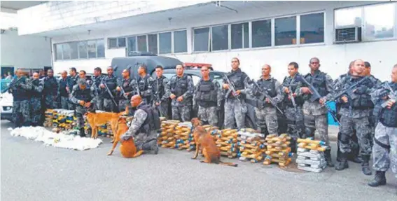  ?? Divulgação ?? Policiais militares apreendera­m drogas pra dedéu, ontem, antes de otários atacarem o 22º BPM (Maré): tiros fecharam Linha Vermelha