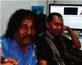  ??  ?? SATHIA bersama pengarah Chilian Perumal yang membawanya masuk dalam bidang lakonan.