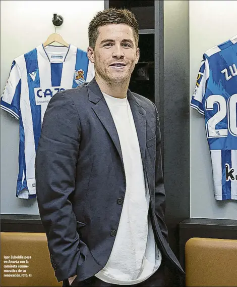  ?? FOTO: RS ?? Igor Zubeldia posa en Anoeta con la camiseta conmemorat­iva de su renovación.