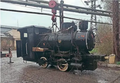  ?? DIMITRY BARBARIKA ?? Austrian-built steelworks 0-4-0T No. 100.13 lifted off its plinth in Dnipro at the start of its 500-mile journey to comparativ­e safety in the west of Ukraine.