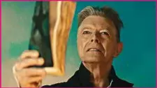  ??  ?? Il Duca Bianco, Aladdin Sane, Ziggy Stardust, Major Tom: era uno, nessuno e centomila. A un anno e mezzo dalla morte, David Bowie resta un’icona imprescind­ibile della cultura britannica. Ora una mostra a Londra ne celebra l’influenza artistica: al Fiat...