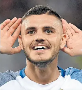  ?? AFP ?? La I. Icardi hizo el Topo Gigio al festejar el primero de sus dos goles.