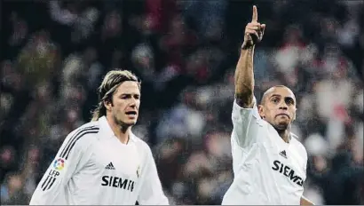  ?? DANI DUCH ?? David Beckham i Roberto Carlos en un partit del 2006