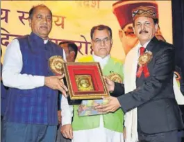  ?? DEEPAK SANSTA /HT ?? CM Jai Ram Thakur honouring a teacher at Government Degree College, Sanjauli, in Shimla on Wednesday.