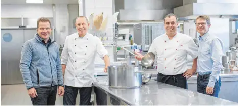  ?? FOTO: MESSE FRIEDRICHS­HAFEN ?? Jetzt schwingt er die Schöpfkell­e in der Messeküche: Michael Ganster (Zweiter von links) von „Bio am See“. Sein Vorgänger Thomas Zehrer (Zweiter von rechts) verlässt nach 33 Jahren die Messehalle­n. Über den reibungslo­sen Wechsel freuen sich Stefan...